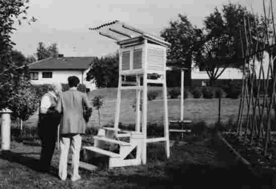 Jakob Schönmehl mit Herr Kolbow vom DWD in seinem Garten